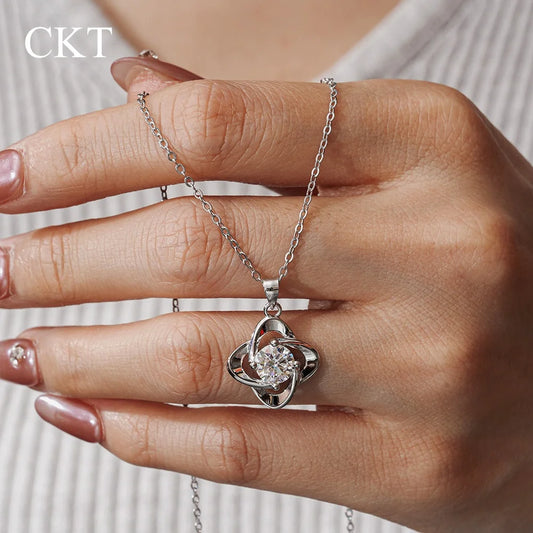 CKT 18k White Gold 1ct Moissanite Diamond Necklace Pendant for Women's Fashion Classic Platinum Pt950 Four-leaf Clover Jewelry