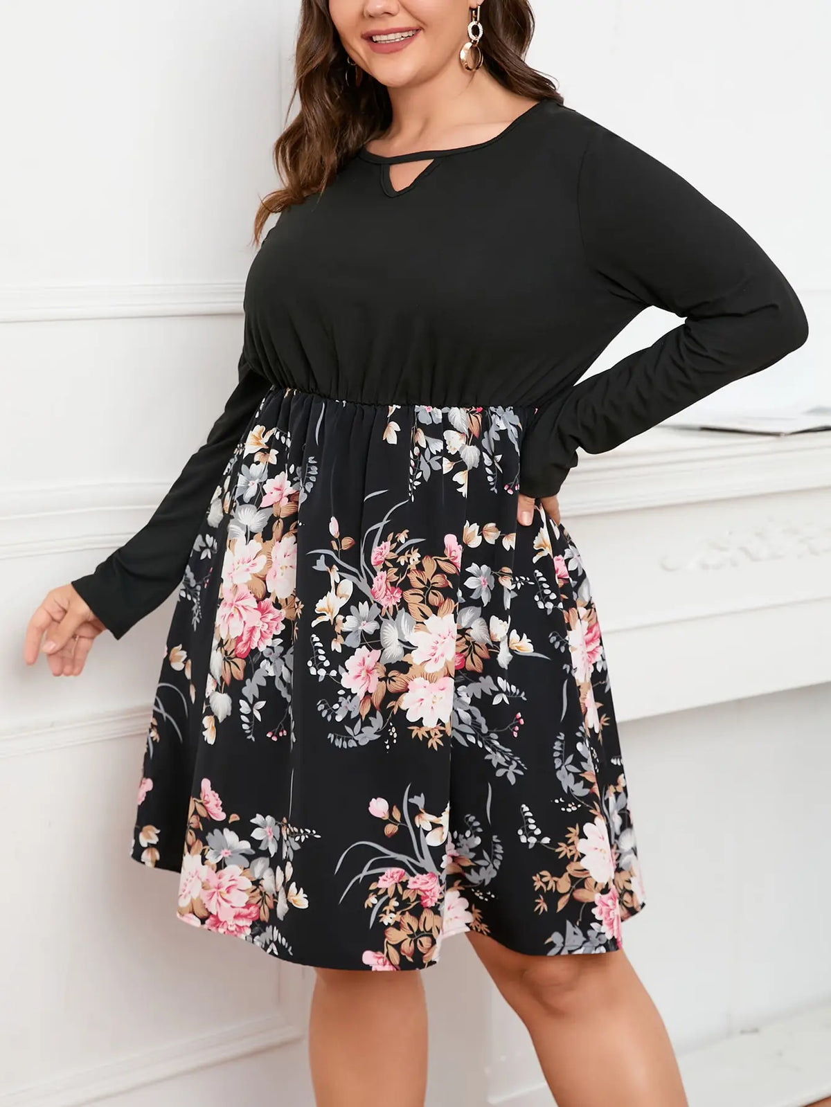Plus Size Black Floral Print Patchwork Dress with Long Sleeves, V-Cut Neckline & Waist for Curvy Women