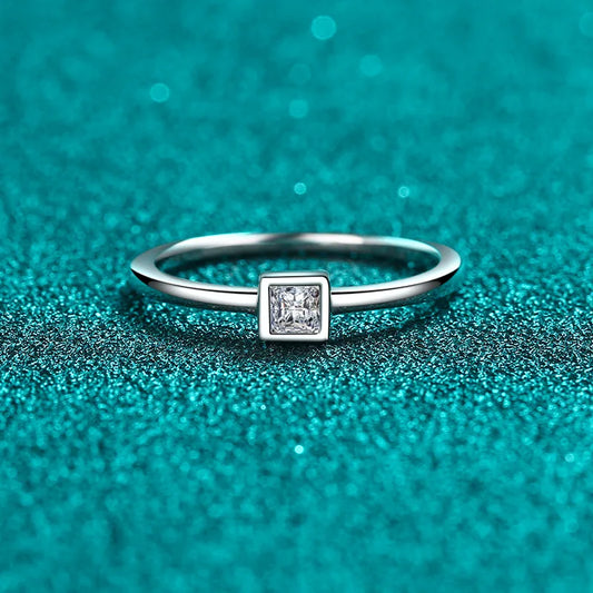Secure Platinum Pt950 Ring for Women with 0.3ct Moissanite Prong Setting Luxury 18k White Gold Fine Jewelry