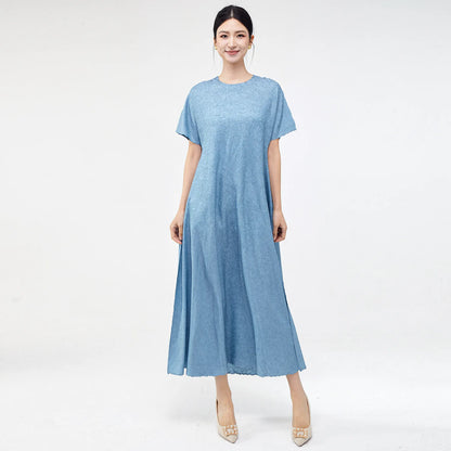 Plus-size women's spring/summer high-end dress, round neck, loose fit, flattering, stylish, versatile, and elegant.