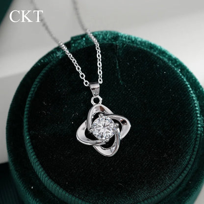 CKT 18k White Gold 1ct Moissanite Diamond Necklace Pendant for Women's Fashion Classic Platinum Pt950 Four-leaf Clover Jewelry
