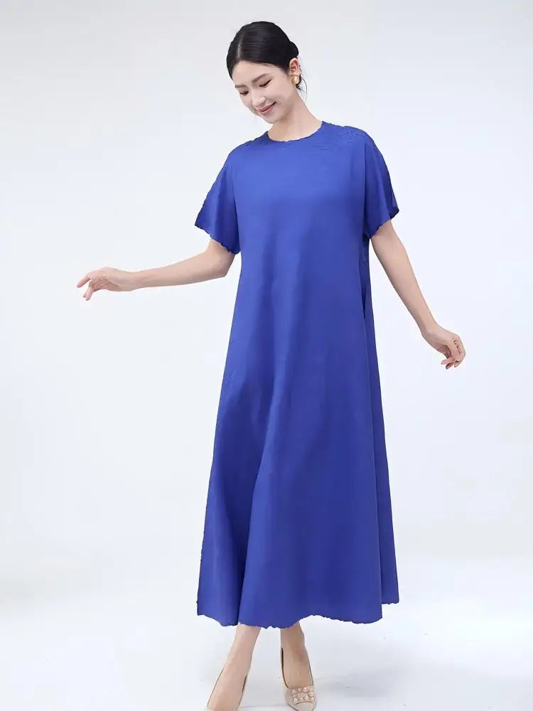 Plus-size women's spring/summer high-end dress, round neck, loose fit, flattering, stylish, versatile, and elegant.